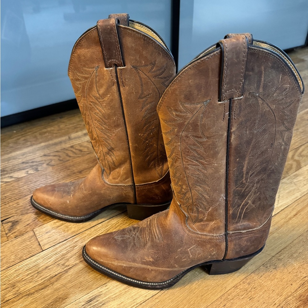 Brand new with tags. Unisex distressed Justin Western boots.